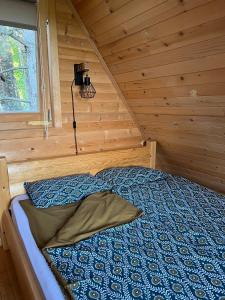 VinciBrvnare Spasić的小木屋内一间卧室,配有一张床