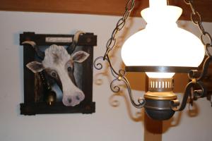 GrodoeyHotel & Restaurant Diana的墙上有牛头的灯