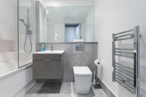 都柏林Woodward Square的一间带卫生间、水槽和镜子的浴室