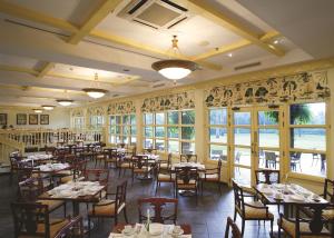 达累斯萨拉姆达累斯萨拉姆希雷那酒店的用餐室设有桌椅和窗户。