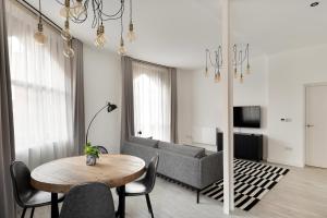 伯明翰OneFiveSix - Unique Apartments的客厅配有桌子和沙发