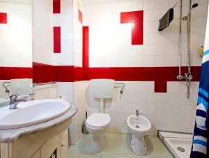 波尔图Ribeira Smart Suite的浴室配有白色水槽和卫生间。