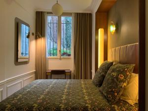 巴黎Chambre d’hôtes - Marais的酒店客房设有床和窗户。