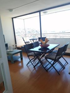 科金博Departamento Sector Central Coquimbo, Vista al Puerto的一间享有美景的客房内配有桌椅的房间
