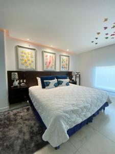 圣何塞Studio Hotel Boutique的一间卧室配有一张带蓝色枕头的大床