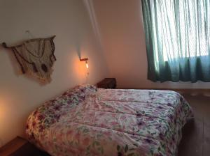 马拉圭Alojamientos Rossi的一间卧室配有床、灯和窗户