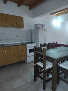 马拉圭Alojamientos Rossi的厨房配有桌椅和炉灶。