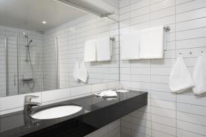 努尔黑姆松托恩桑德文酒店的一间带水槽和镜子的浴室