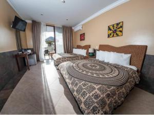 蒙塔尼塔佛法海滩酒店的酒店客房设有两张床和电视。