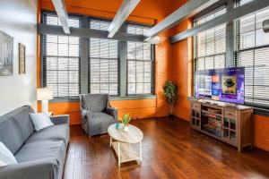 罗切斯特Centric Modern Loft w/ King Beds & Smart GameTable的带沙发和电视的客厅