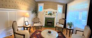温哥华温莎旅馆的客厅设有壁炉、桌子和椅子