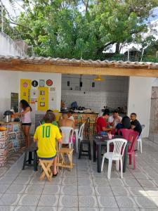 圣路易斯Guará Hostel的一群坐在餐厅桌子上的人