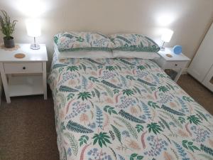 马奇玛吉布朗科特度假屋的一间卧室配有床和2个床头柜