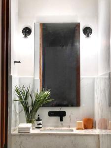 瓜达拉哈拉Hotel Atia的一间带水槽和镜子的浴室