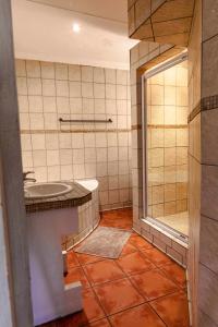 摩根湾Mitford Lodge的带浴缸、水槽和淋浴的浴室