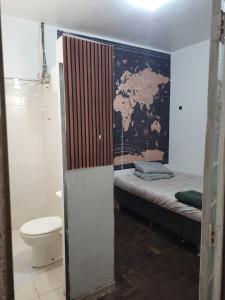 贝洛奥里藏特Kitnet BH的小房间设有床和卫生间