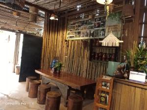 邦隆Tribal Village Homestay & Trekking的餐厅设有木桌和凳子