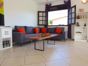 拉特里尼泰Villa Grenadille的客厅配有沙发和桌子