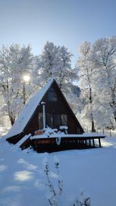 梅利佩乌科Alpinas de Sollipulli refugio sollipulli的田野上积雪的小屋