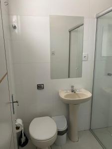 伊茹伊HOTEL LIFE IJUI的一间带水槽、卫生间和镜子的浴室