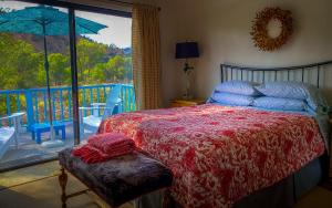 三河城里约塞拉河屋酒店 的一间卧室设有一张床,享有阳台的景色