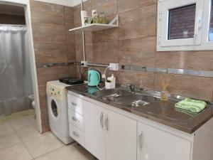 萨帕拉Bethel Alojamiento的厨房配有水槽和洗衣机