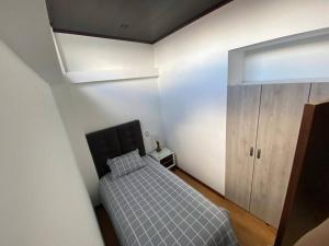 波哥大Exelente y acogedora terraza!的一间带床和橱柜的小卧室