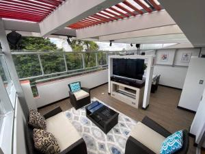 波哥大Exelente y acogedora terraza!的客厅配有平面电视和沙发。