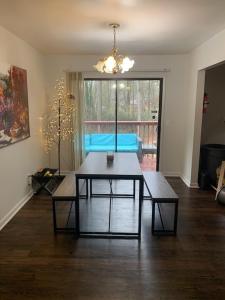ConleyCozy Large home, 19 Min from Hartsfield-Jackson international- Domestic Airport!的客厅配有桌子和沙发