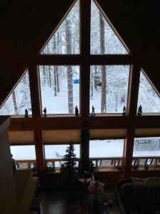 普雷斯科特Chalet 5 Aspens, Your Exclusive High Country Escape的外面有雪的房间里,有一个大窗户