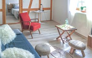 莫尔塞姆Awesome Apartment In Molsheim With 1 Bedrooms And Wifi的客厅配有沙发和桌子