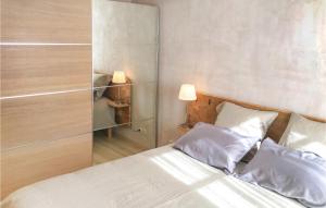 莫尔塞姆Awesome Apartment In Molsheim With 1 Bedrooms And Wifi的一间卧室配有一张带白色床单和两盏灯的床。
