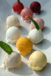 马尔克洛赫伯格德肯珀酒店的桌上的一组冰淇淋球和水果