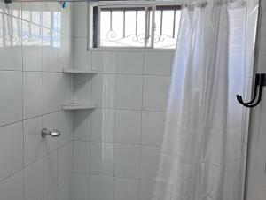 埃斯特利Wally’s Place的带淋浴和浴帘的浴室