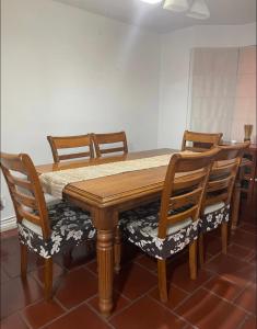 圣地亚哥Casa Fuerteventura的一张木桌,配有四把木椅和一张桌子