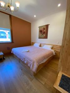 弗里曼特RIALTO SUITES Fremantle的一间卧室设有一张床和一个窗口