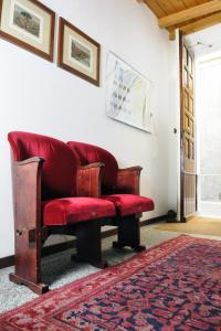 科莫迪亚兹住宅酒店的一张红色沙发,坐在一个地毯的房间