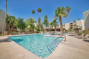 斯科茨Walk to Old Town Scottsdale的度假村内棕榈树游泳池