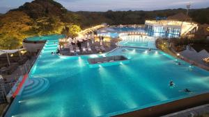 济州市Ecoland Hotel的享有大型游泳池的顶部景色