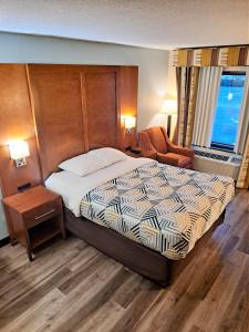 卡顿斯维尔Motel 6 Catonsville MD Baltimore West的配有一张床和一把椅子的酒店客房
