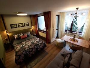 波罗维茨Pinewood ANG luxurious apartment A32的一间卧室配有一张床、一张桌子和一张沙发