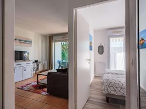 伊伦Appartement Hendaye, 2 pièces, 4 personnes - FR-1-2-414的带沙发和床的客厅以及厨房。