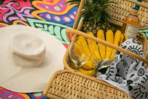爱妮岛The Funny Lion - El Nido的一篮香蕉和一顶帽子在桌子上