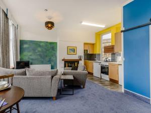 哈利法克斯Crossley Suite - Uk38334的带沙发的客厅和厨房