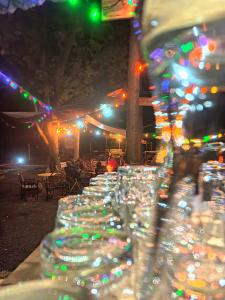 纳纽基Riverside Villas Nanyuki的一晚坐在桌子上的一排酒杯