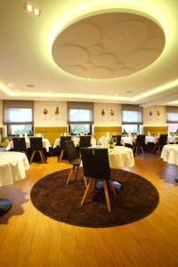 尼特尔Weingut Matthias Dostert / Culinarium的一间设有桌椅的用餐室和圆形天花板