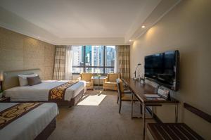 香港六国酒店的酒店客房设有两张床和一台平面电视。