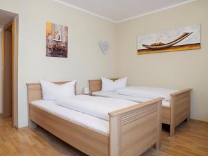 奥格斯堡A8卢卡斯酒店的白色墙壁客房的两张床