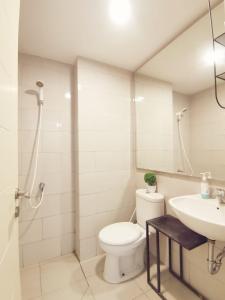 LontarBenson Tower Surabaya Apartment 2BR by Le Ciel Hospitality的一间带卫生间和水槽的浴室