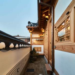 首尔Luxury hanok with private bathtub - SN13的阳台,拥有木墙